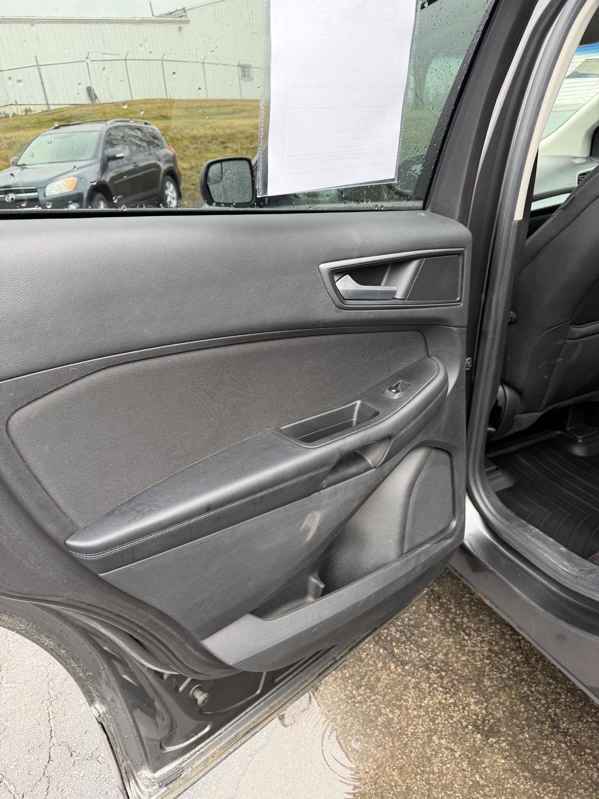 Used 2017 Ford Edge SE image 18