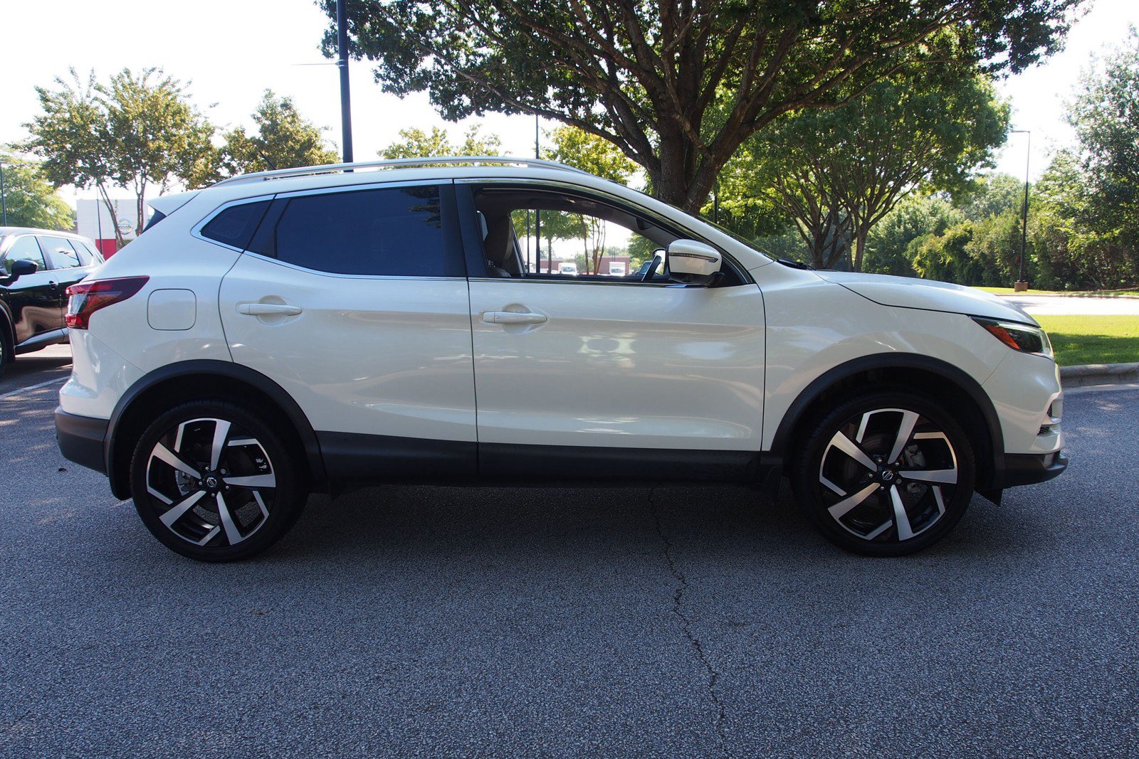 Used 2022 Nissan Rogue Sport SL w/ Premium Package FWD image 8