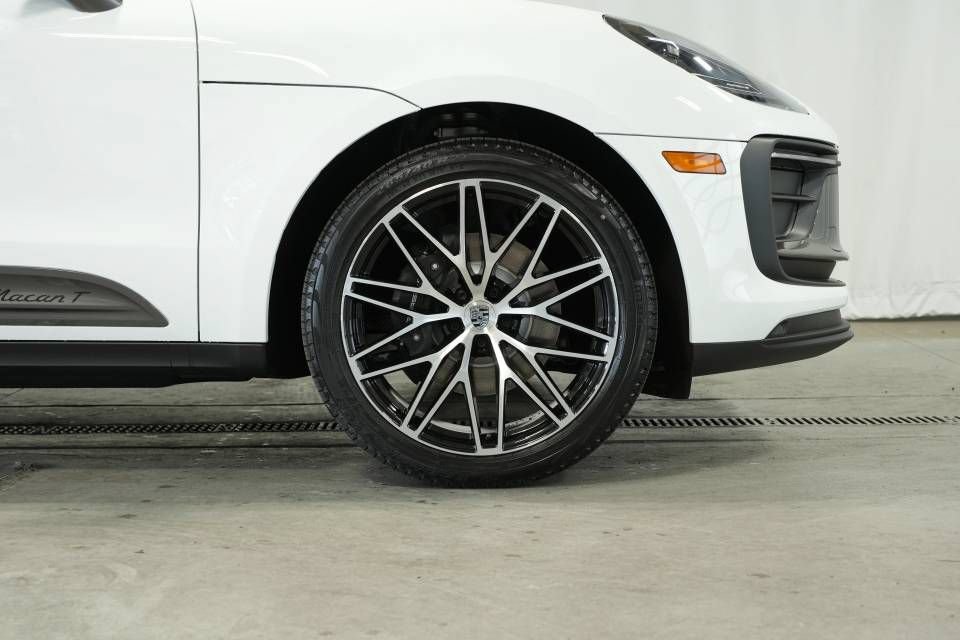 Certified 2025 Porsche Macan Turbo AWD/4WD image 41