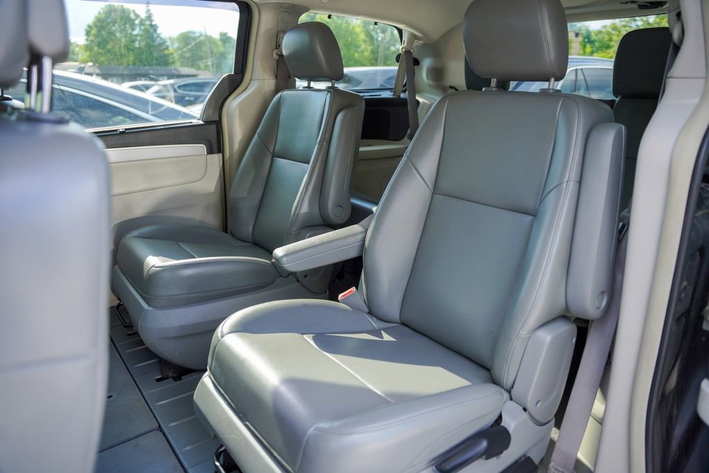 Used 2013 Volkswagen Routan SE FWD image 11