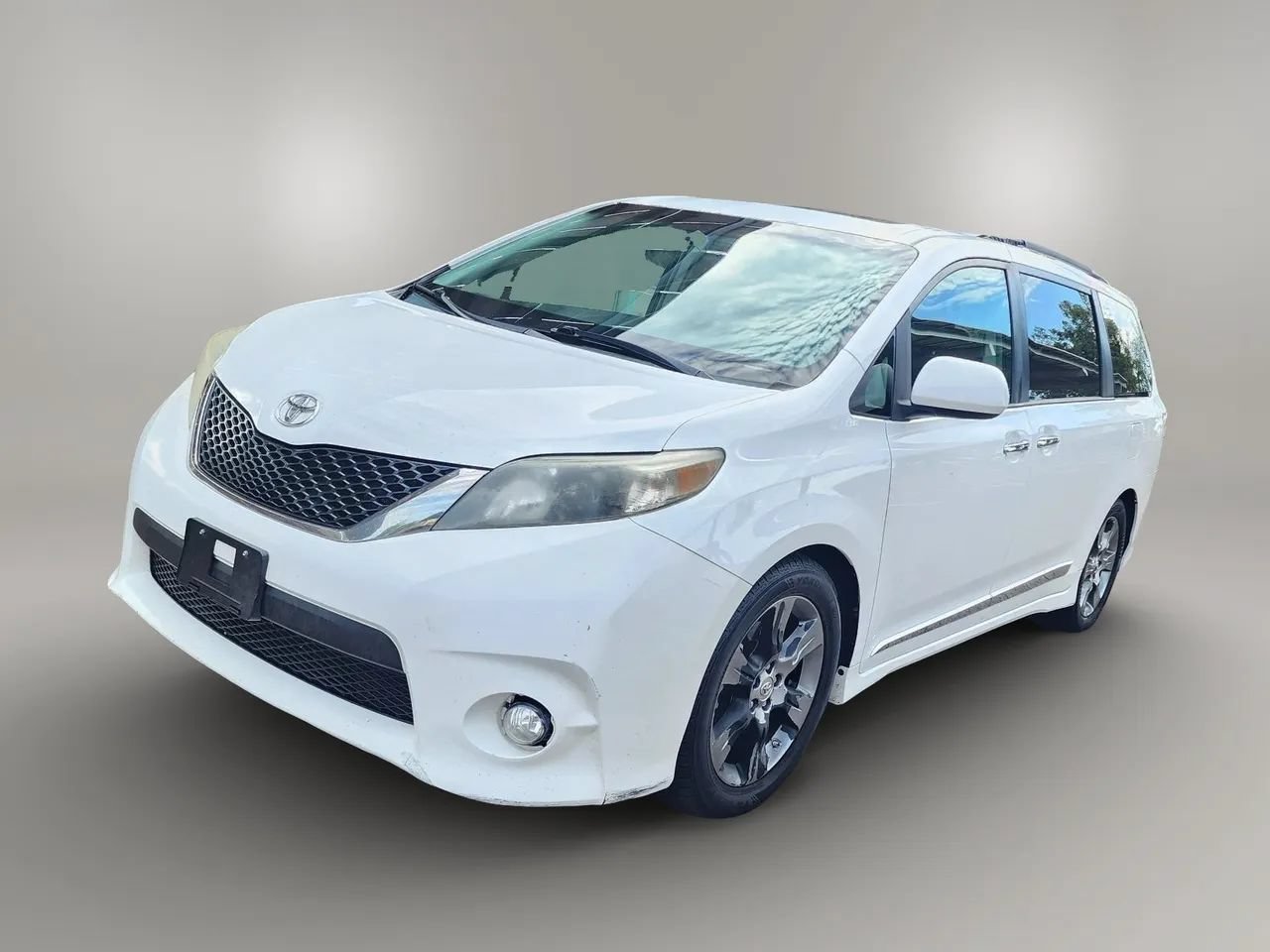 Used 2014 Toyota Sienna SE FWD image 2