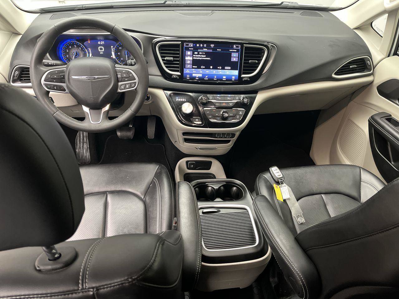 Used 2024 Chrysler Pacifica Touring-L FWD image 4