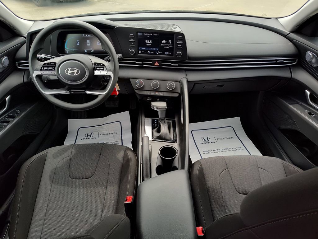Used 2025 Hyundai Elantra SE image 28
