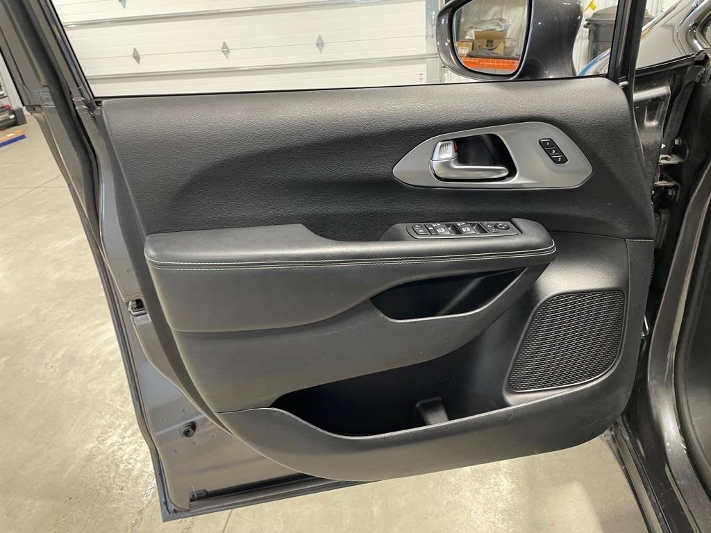 Used 2019 Chrysler Pacifica Limited w/ Advanced Safetytec Group image 13