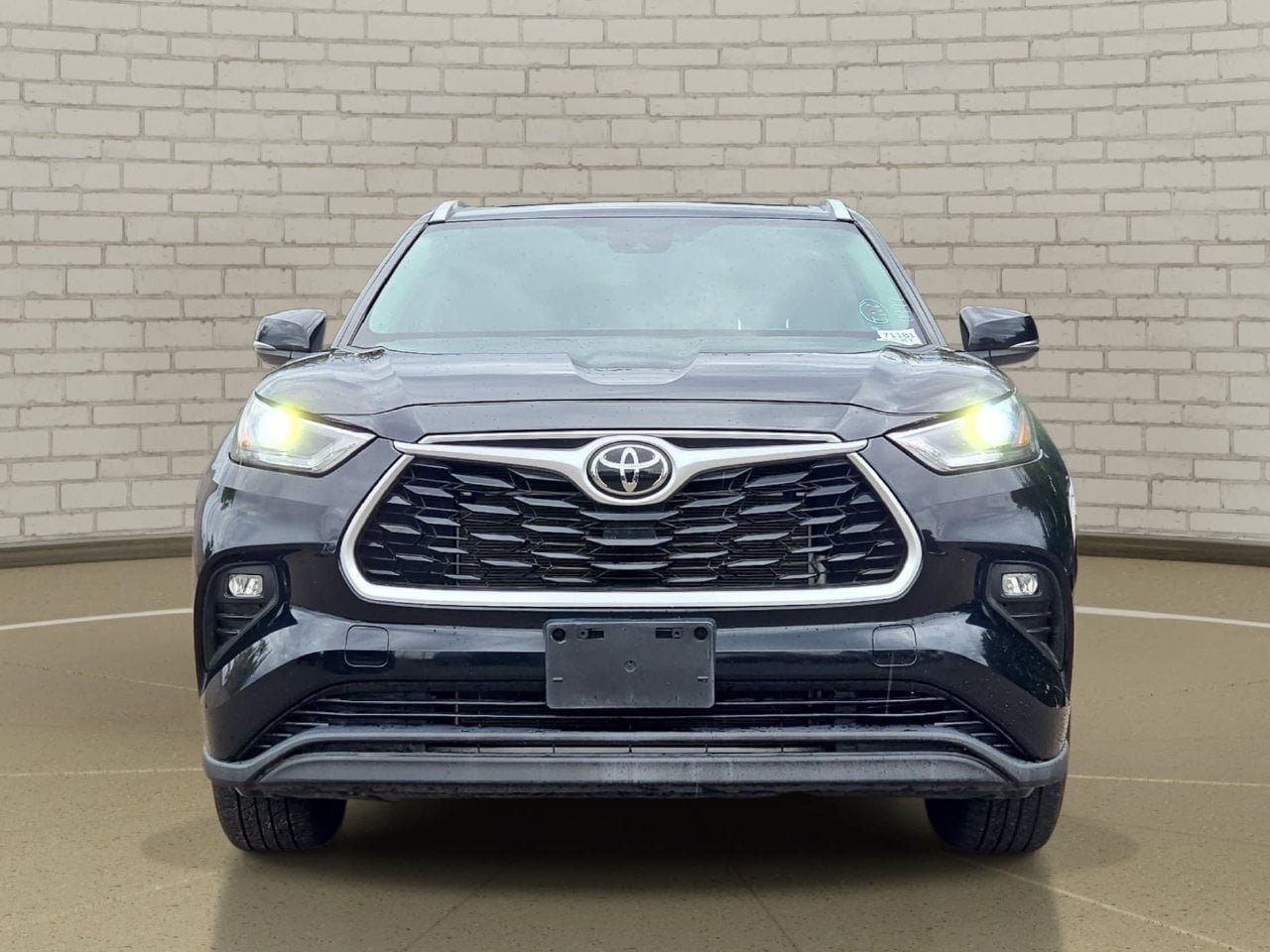 Used 2022 Toyota Highlander XLE AWD/4WD image 2