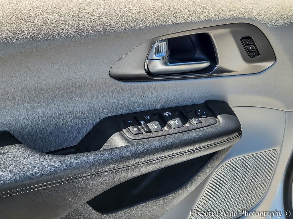 Used 2023 Chrysler Pacifica Touring-L FWD image 14
