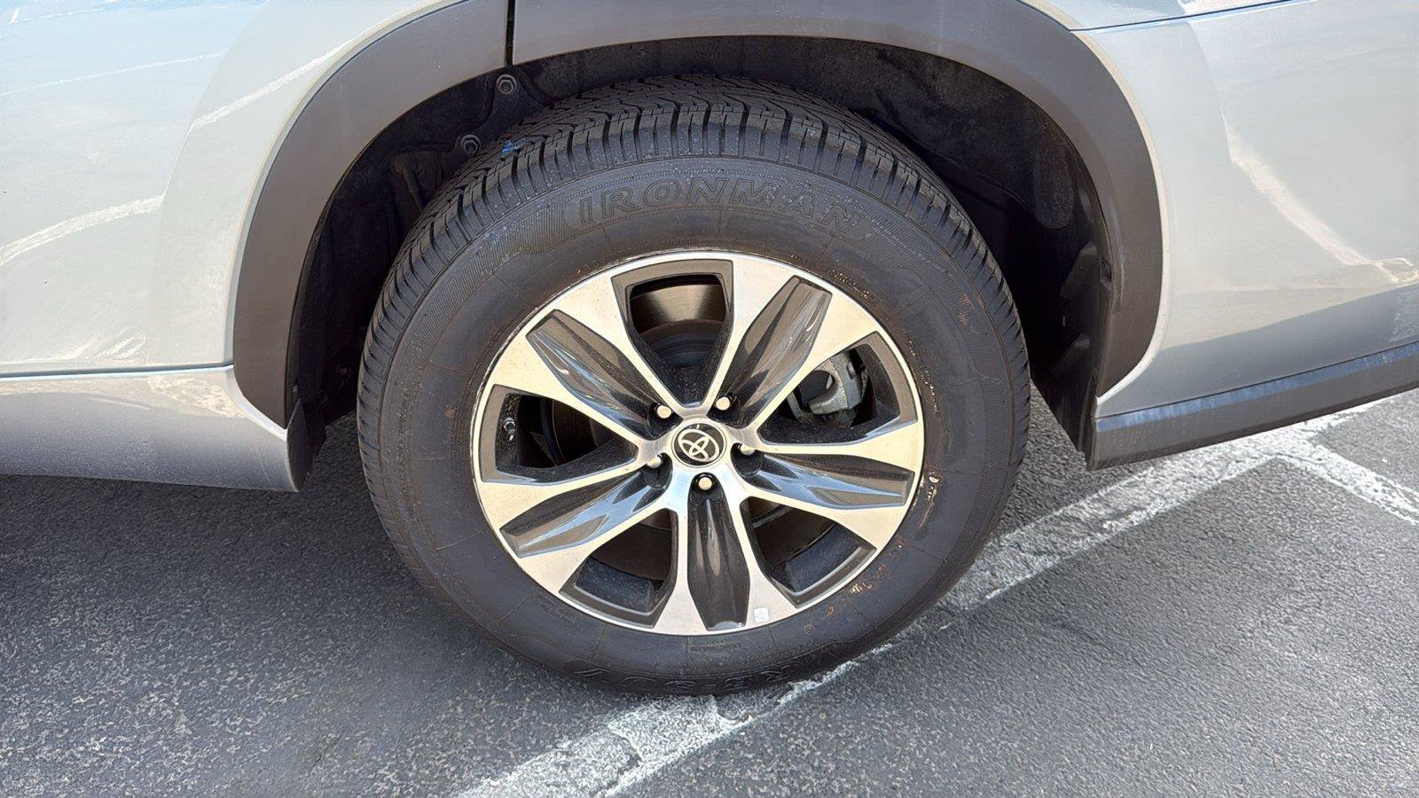 Used 2022 Toyota Highlander XLE FWD image 23