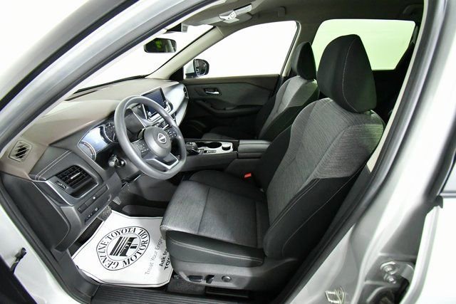 Used 2023 Nissan Rogue SV image 5