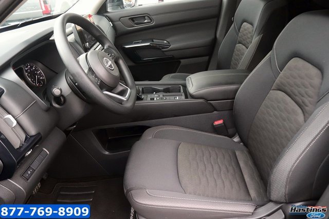 Used 2025 Nissan Pathfinder S image 11