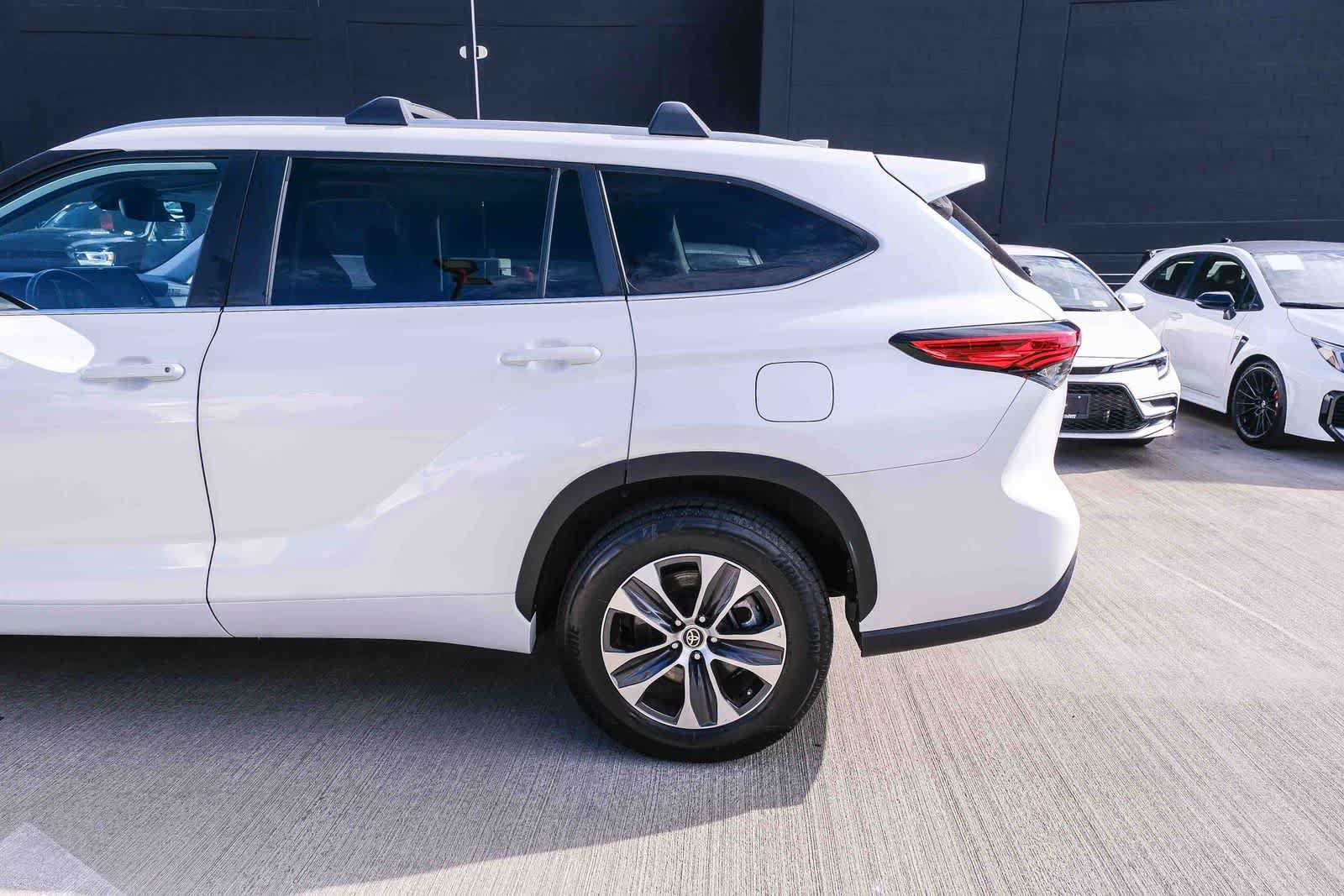 Used 2023 Toyota Highlander XLE FWD image 8