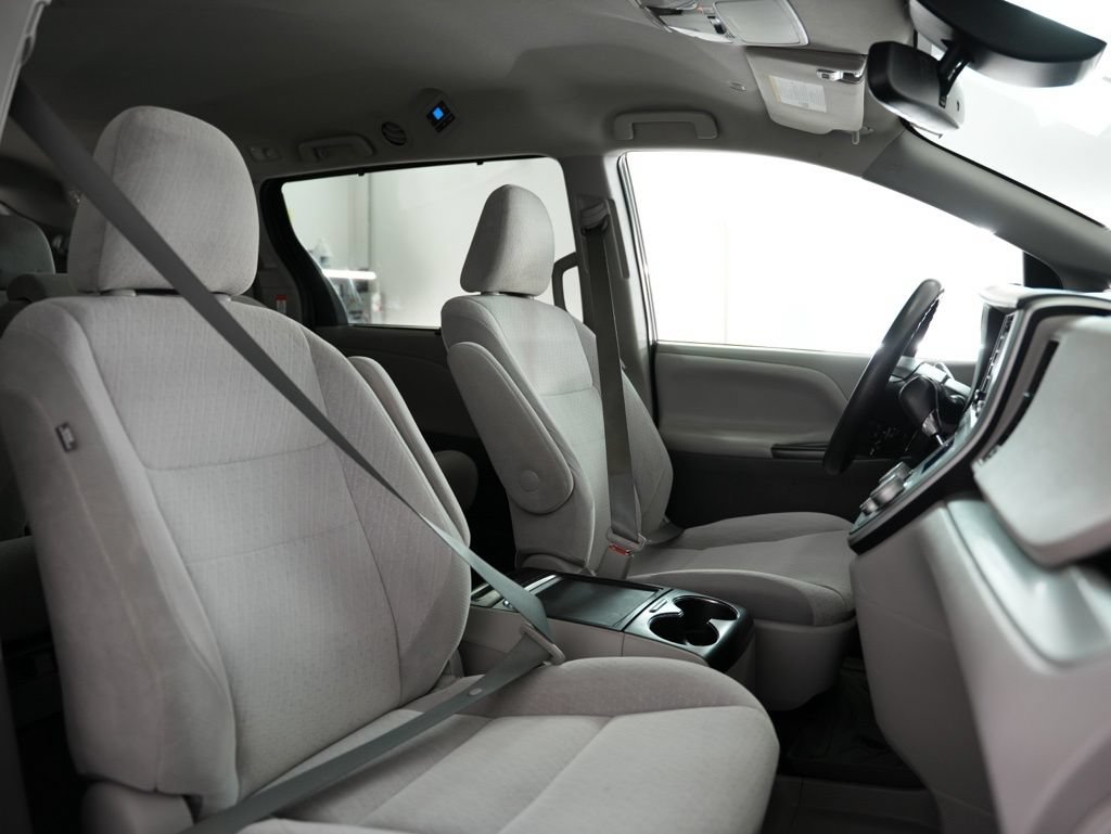 Used 2020 Toyota Sienna LE FWD image 48
