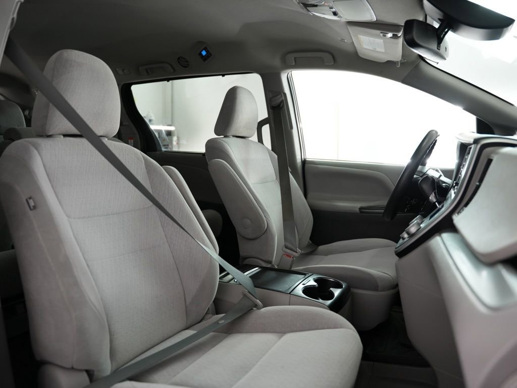 Used 2020 Toyota Sienna LE FWD image 48