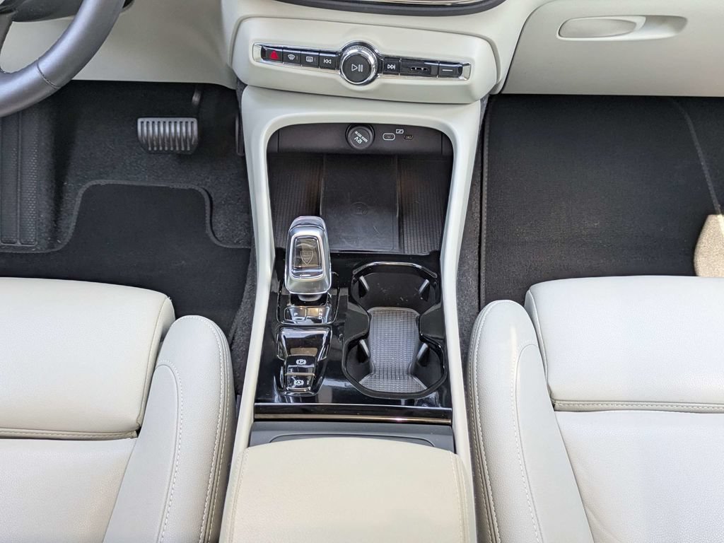 Certified 2025 Volvo XC40 B5 Plus AWD/4WD image 18