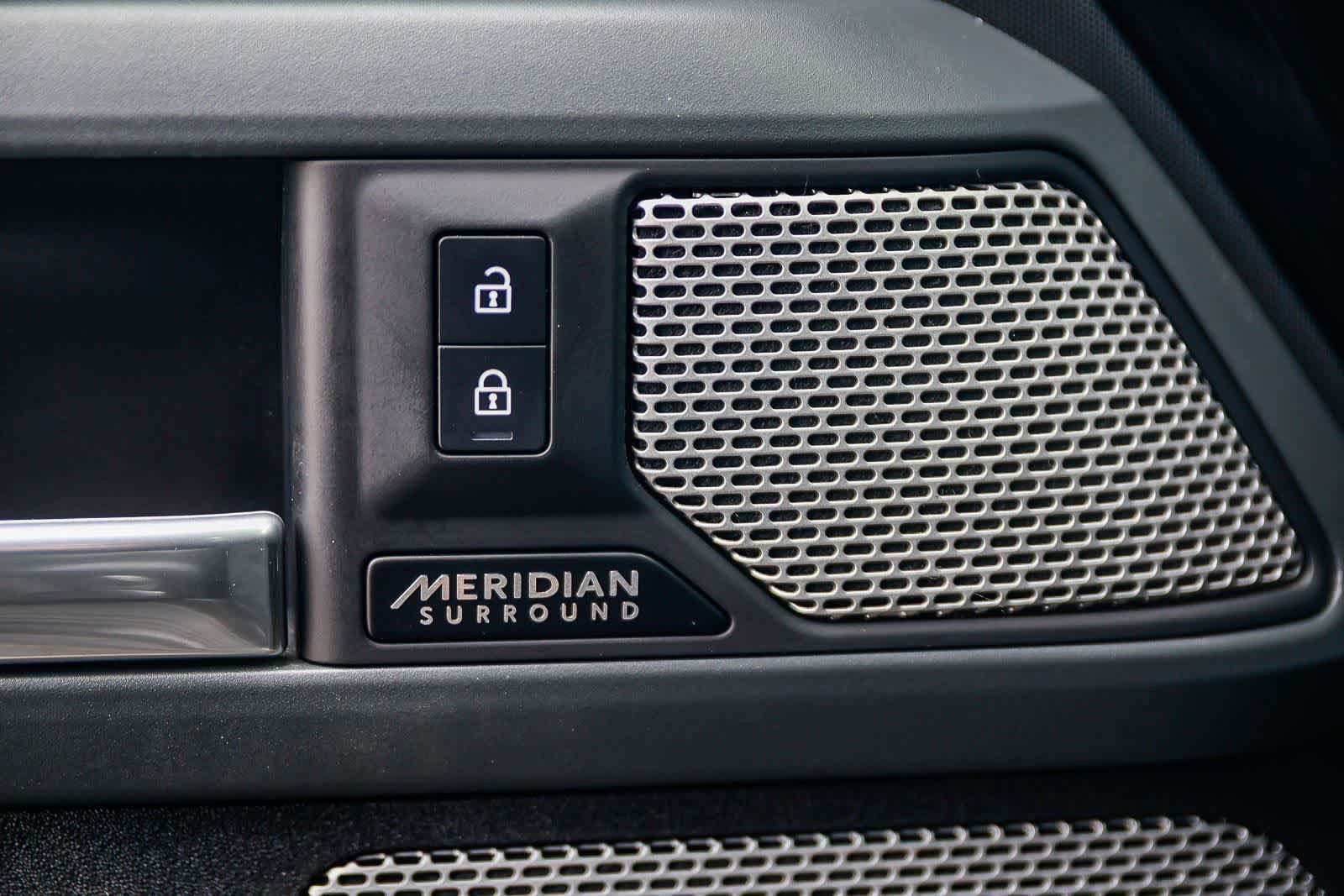 Used 2023 Land Rover Defender 130 X-Dynamic SE image 23