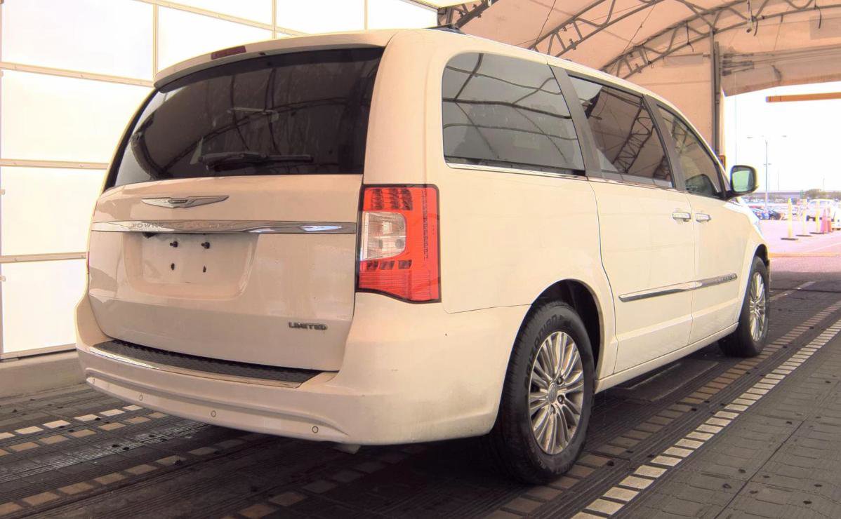 Used 2011 Chrysler Town & Country Limited w/ Trailer Tow Group FWD image 4