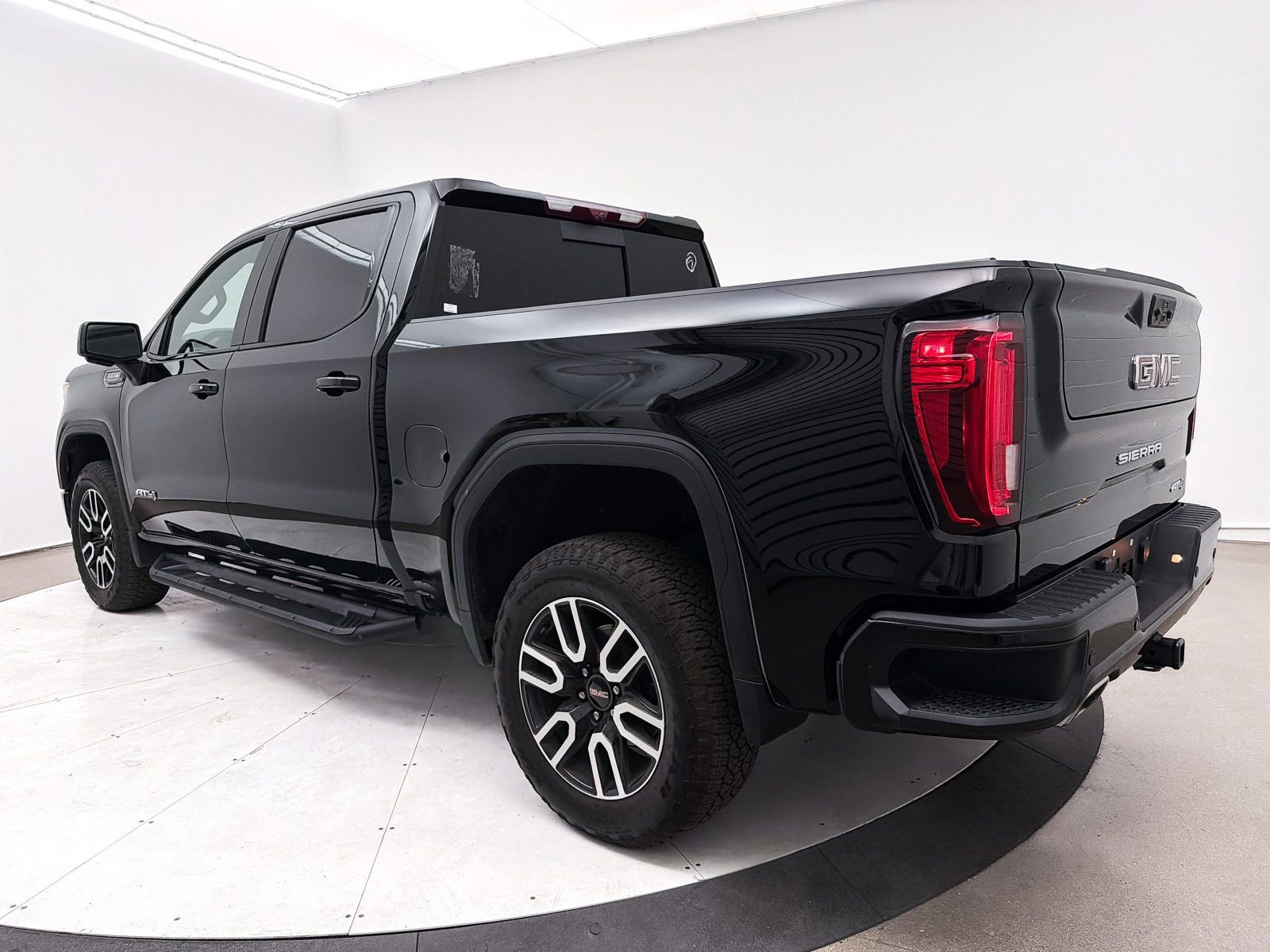 Used 2024 GMC Sierra 1500 AT4 w/ Technology Package image 16
