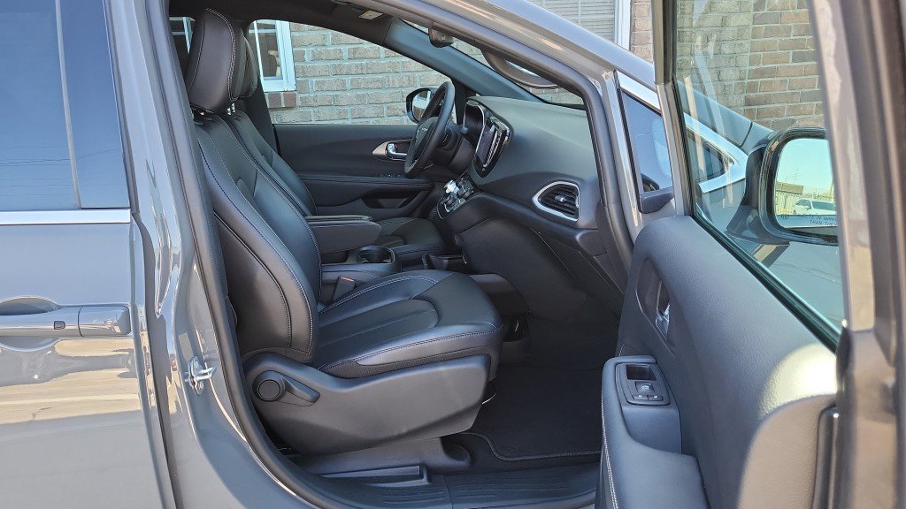 Used 2025 Chrysler Pacifica Select image 20