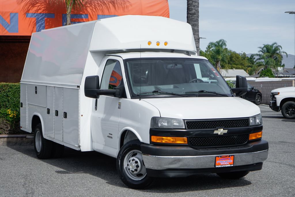 Used 2019 Chevrolet Express 4500 w/ Power Convenience Package RWD image 2