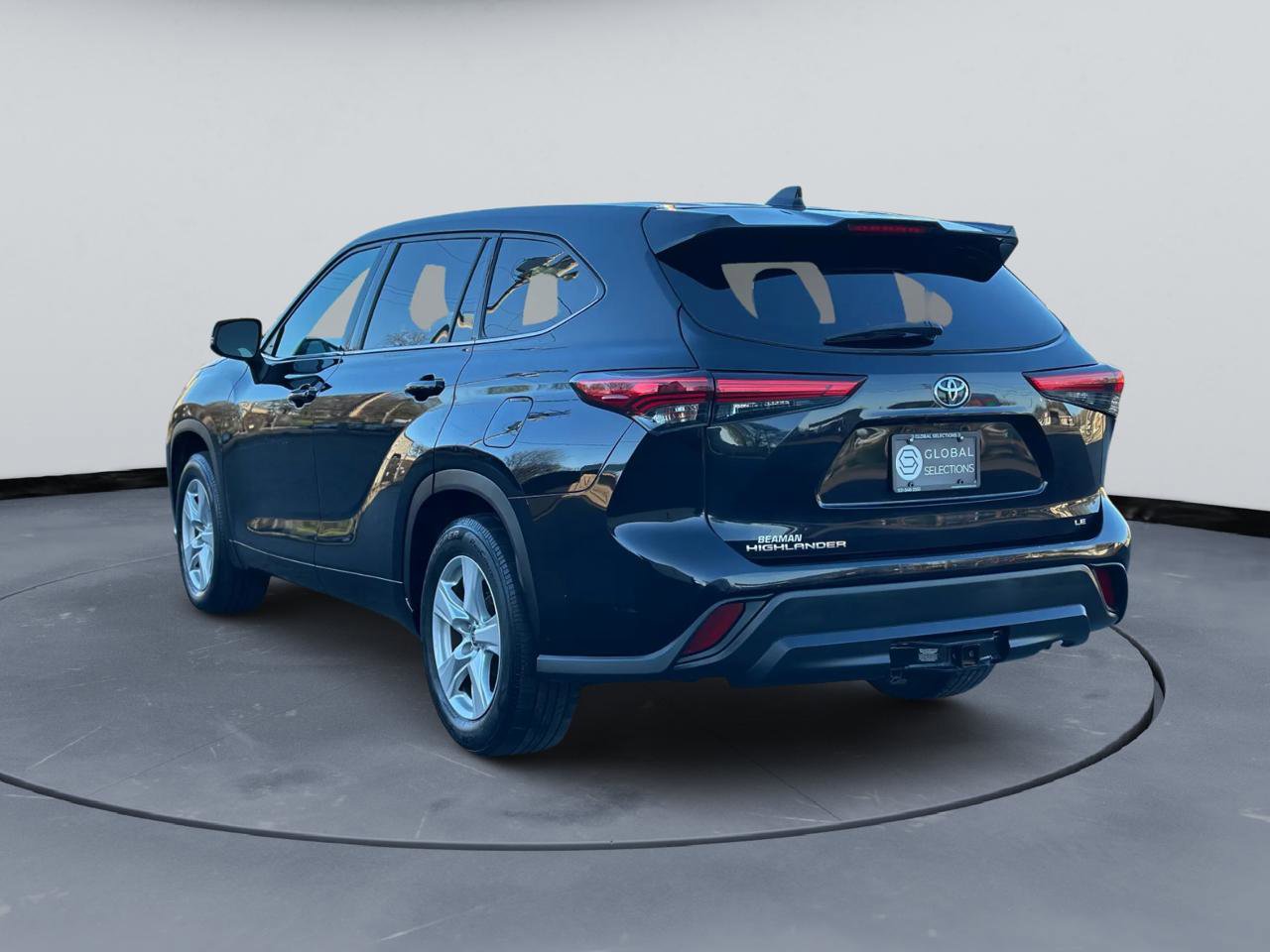 Used 2020 Toyota Highlander LE FWD image 5
