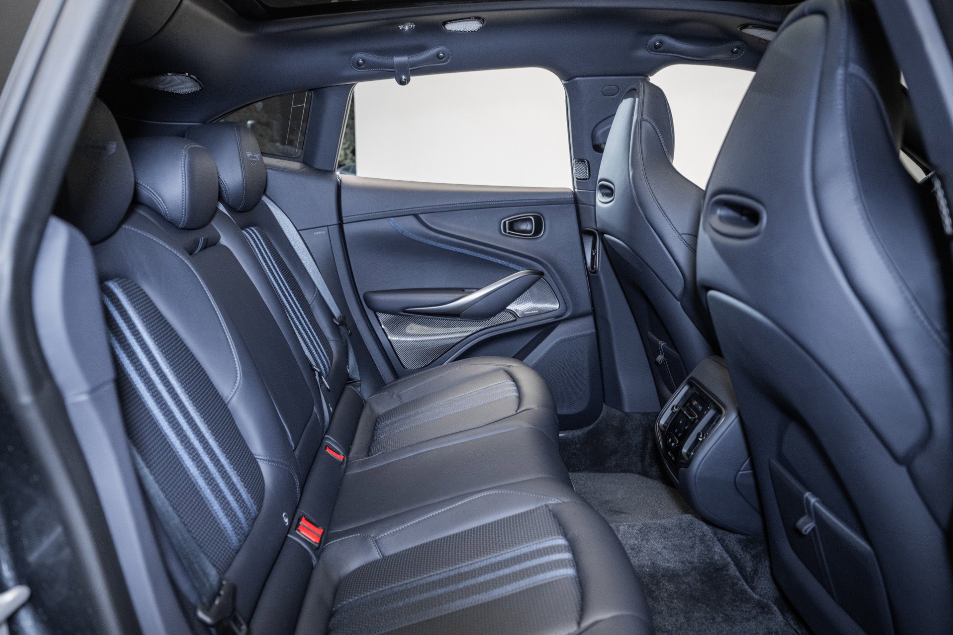 Used 2025 Aston Martin DBX 707 image 17