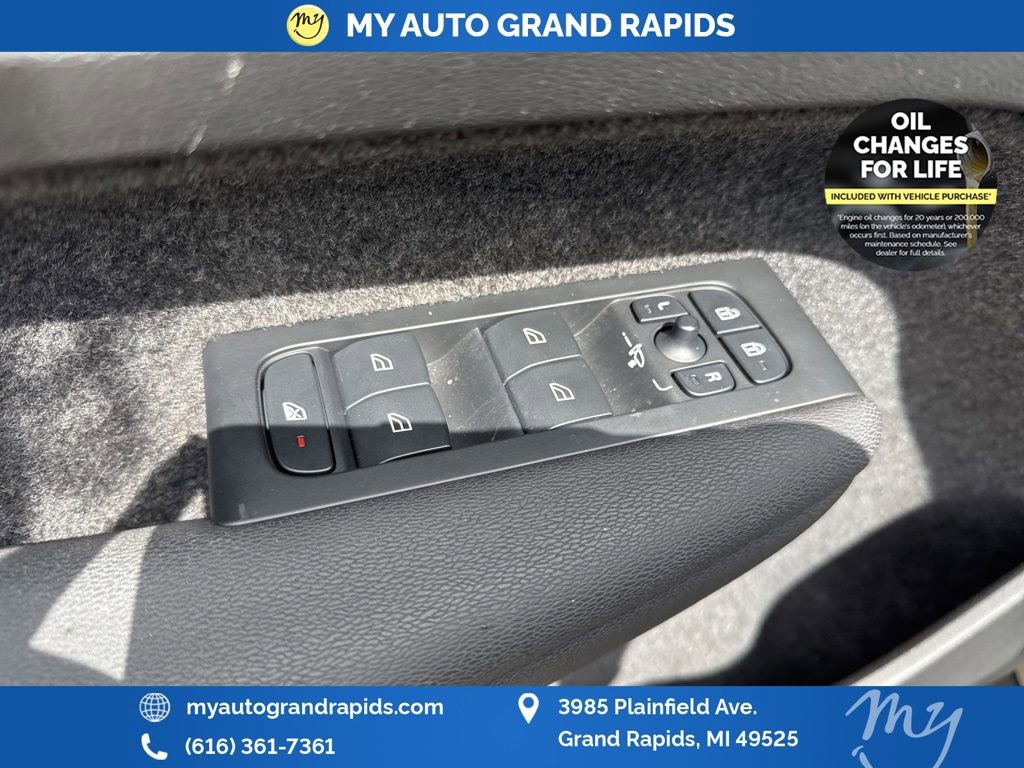 Used 2022 Volvo XC40 T5 R-Design w/ Advanced Package image 10