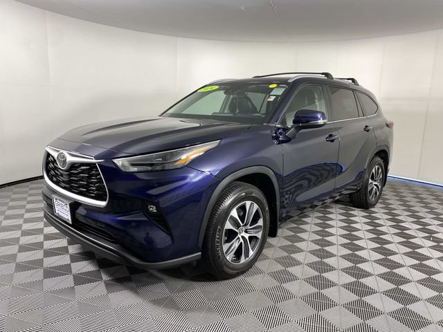 Used 2024 Toyota Highlander XLE AWD/4WD image 4