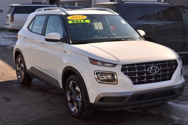 Used 2024 Hyundai Venue SEL FWD image 2