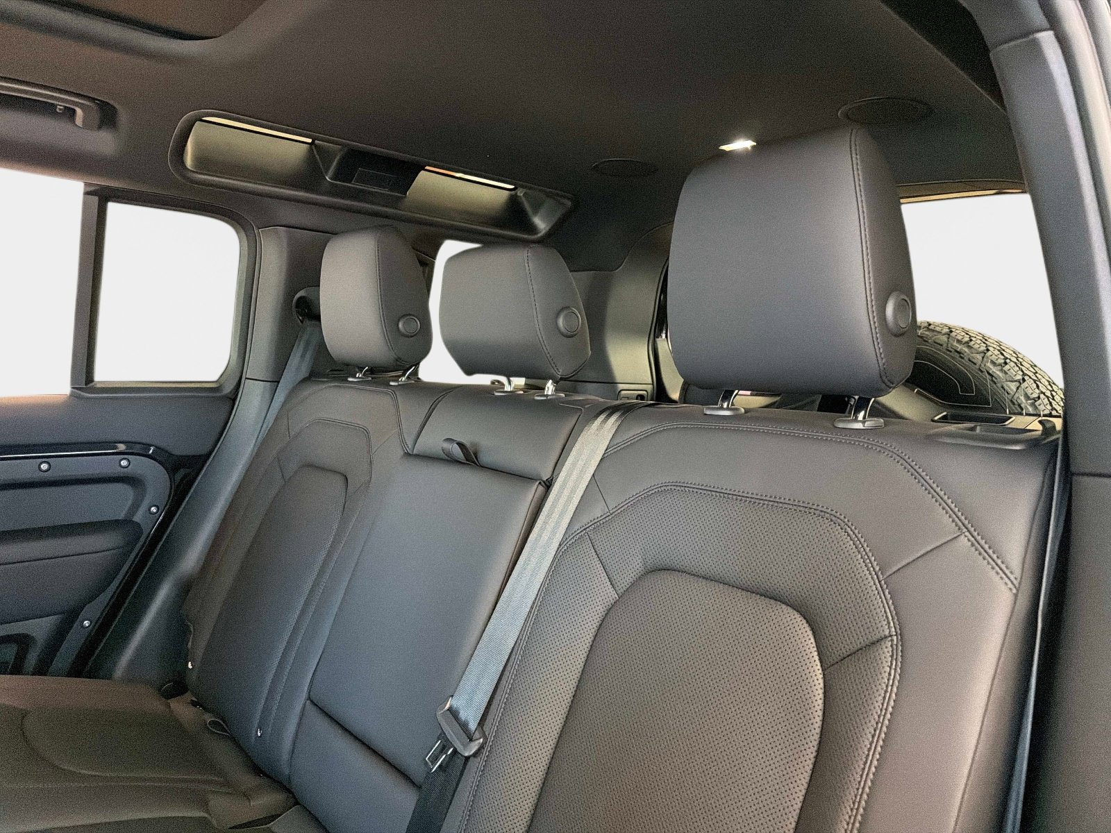 New 2026 Land Rover Defender 110 X-Dynamic SE image 14