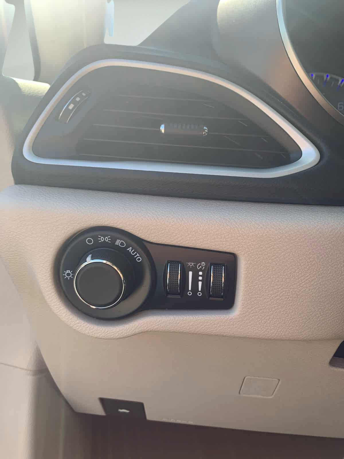 Used 2023 Chrysler Voyager LX image 20