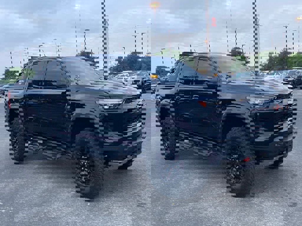 Used 2025 Chevrolet Colorado ZR2 w/ Midnight Edition AWD/4WD image 3