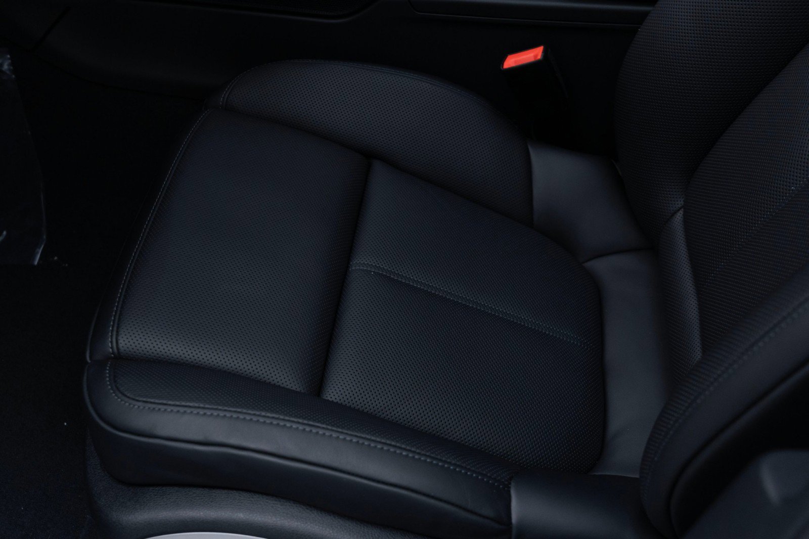 Certified 2025 Porsche Macan image 16