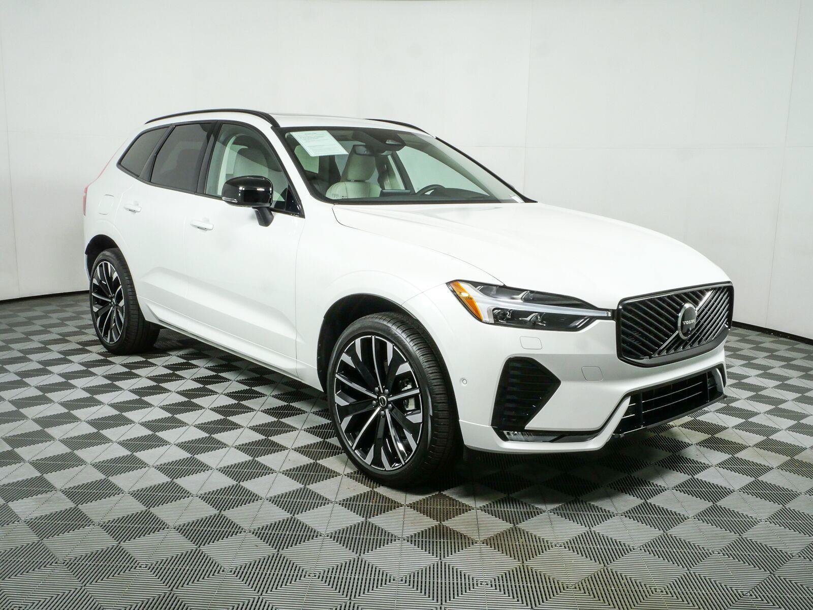 Used 2026 Volvo XC60 B5 Ultra w/ Protection Package Premier
