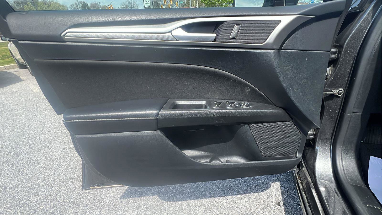 Used 2019 Ford Fusion SE image 20