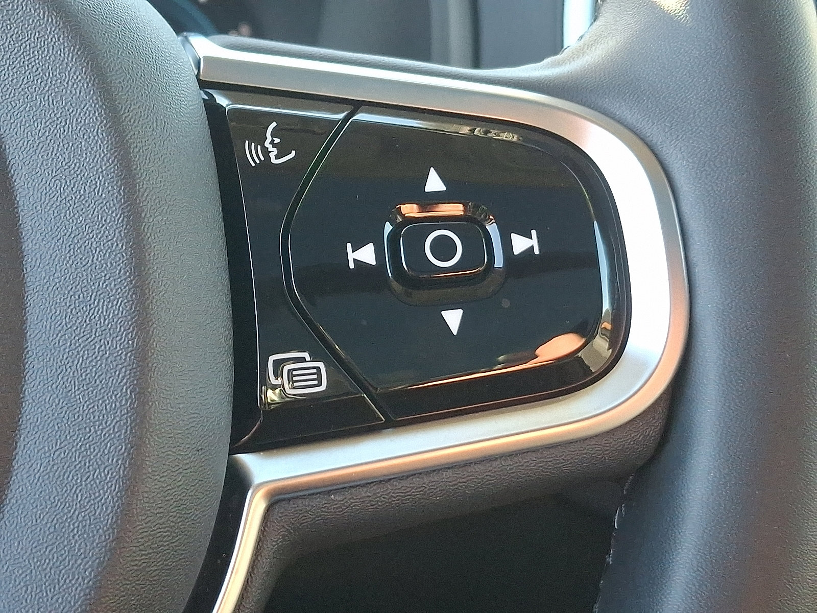 Used 2024 Volvo XC90 B6 Plus w/ Protection Package Premier image 23