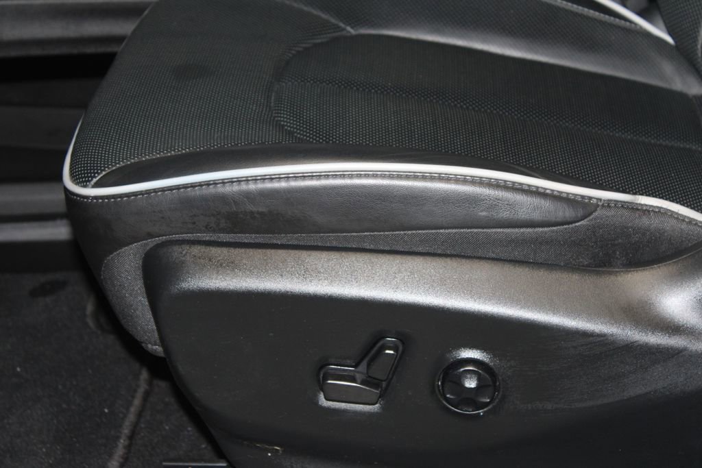 Used 2025 Chrysler Pacifica Limited FWD image 14