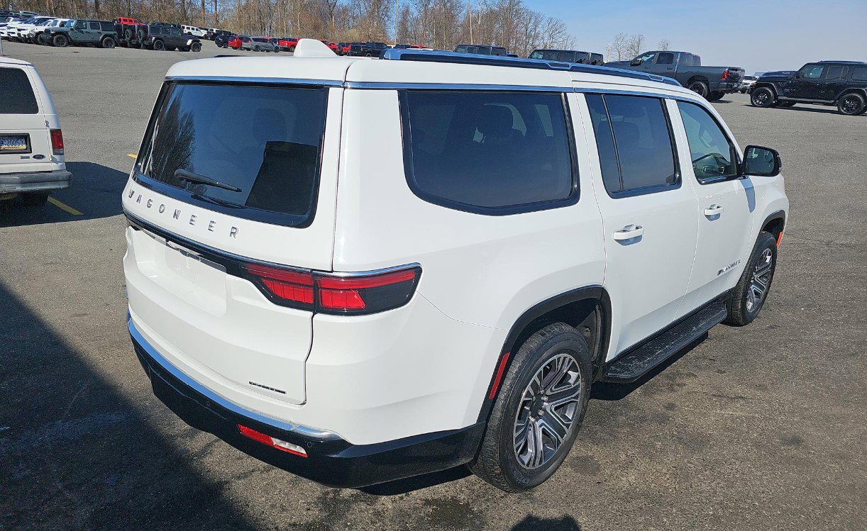 Used 2023 Jeep Wagoneer Series II w/ HD Trailer Tow Package image 4