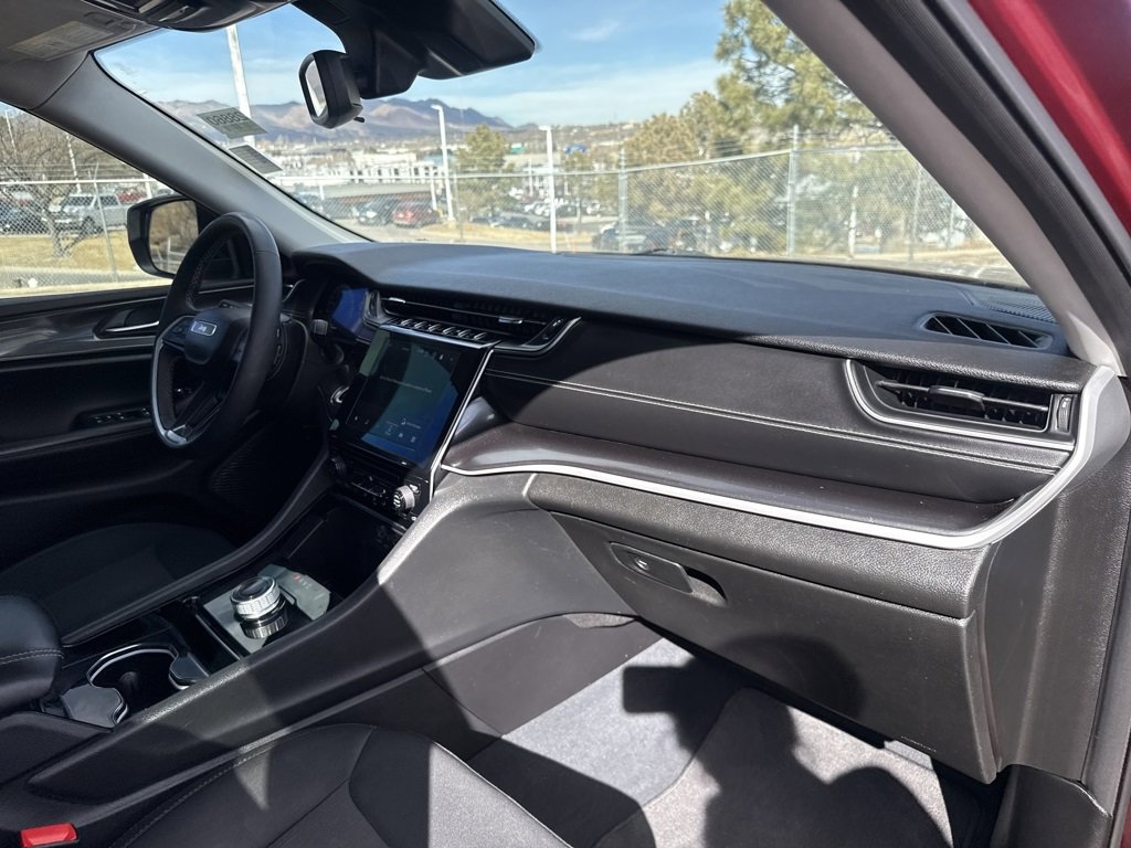 Used 2023 Jeep Grand Cherokee L Laredo image 32