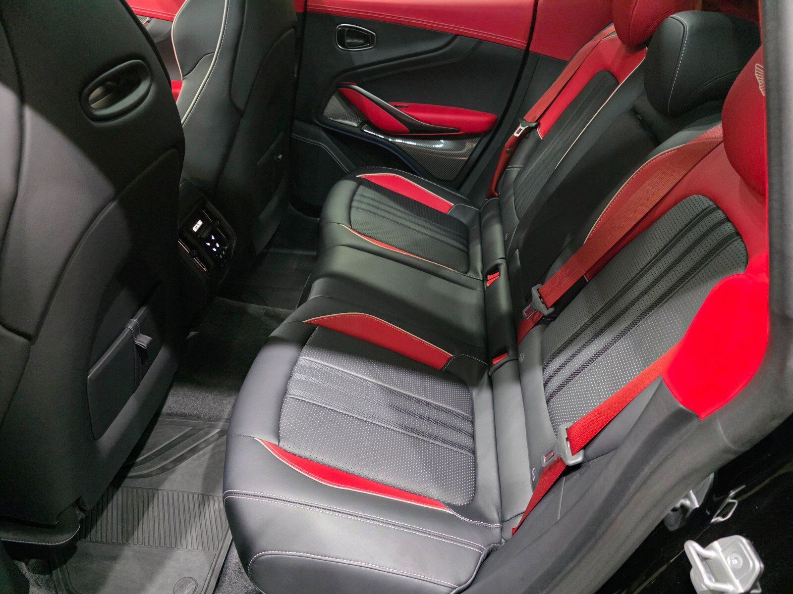 Used 2025 Aston Martin DBX 707 image 19