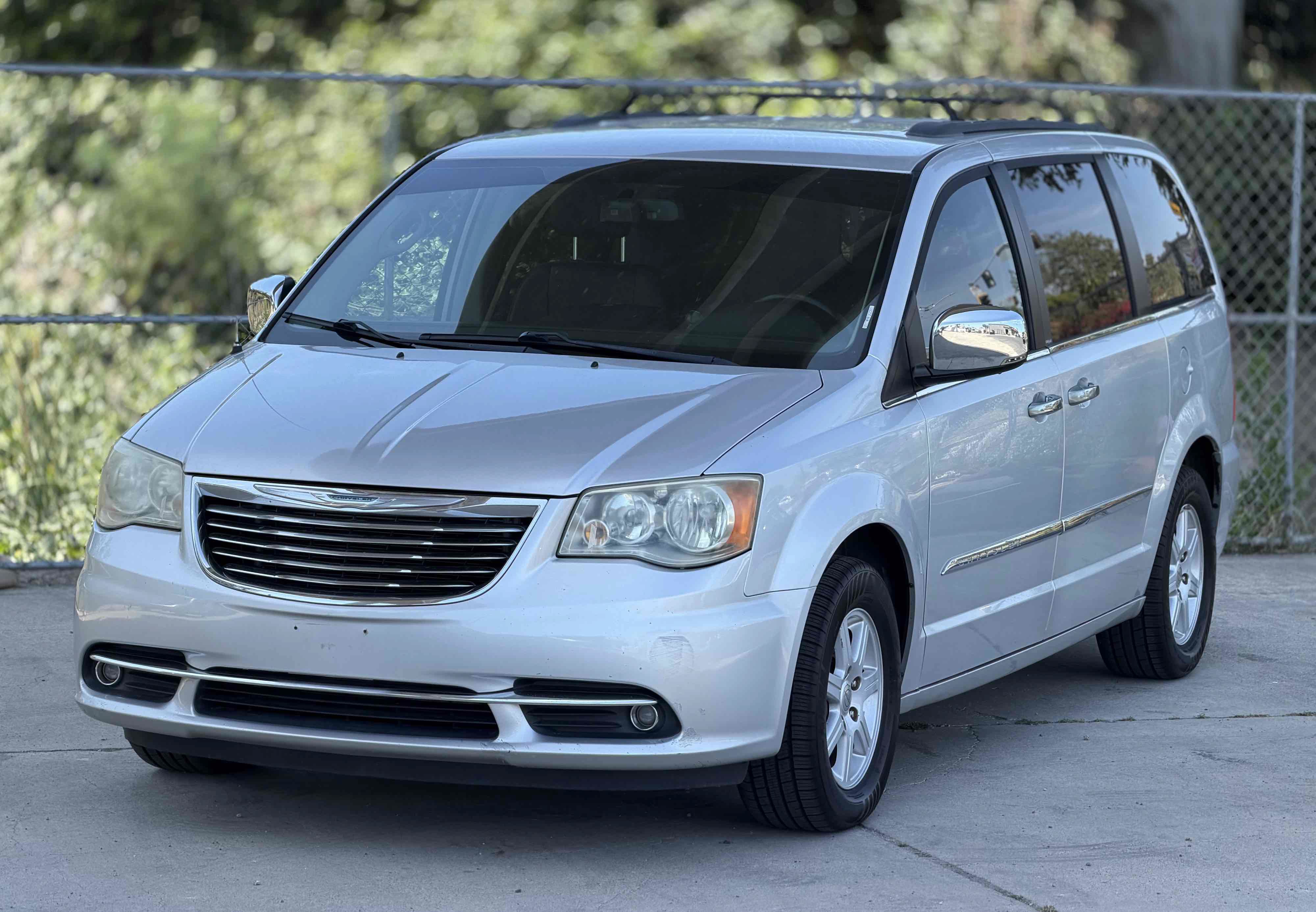 Used 2011 Chrysler Town & Country Touring-L w/ Entertainment Group #2 FWD image 3