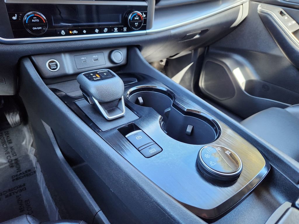 Used 2023 Nissan Rogue SV w/ SV Premium B Package image 16