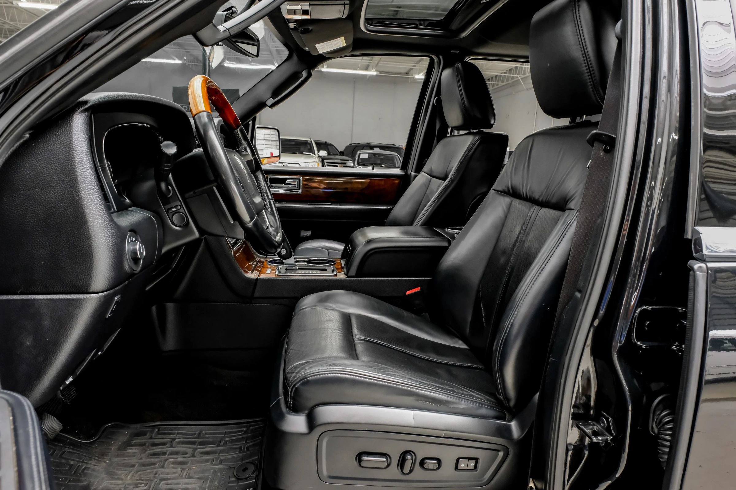 Used 2015 Lincoln Navigator 2WD image 3