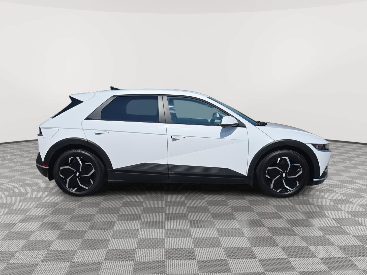 Used 2024 Hyundai Ioniq 5 SE AWD/4WD image 4