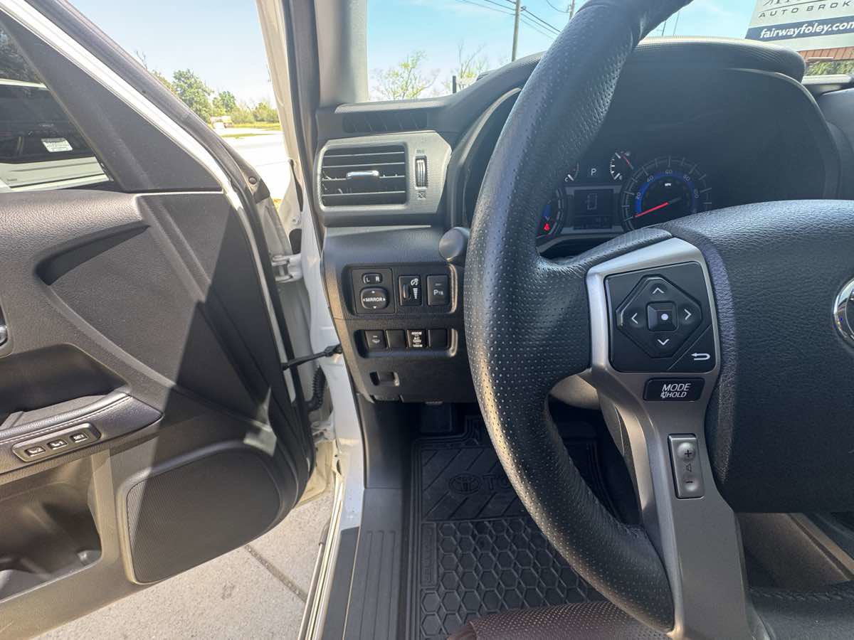 Used 2018 Toyota 4Runner SR5 AWD/4WD image 17