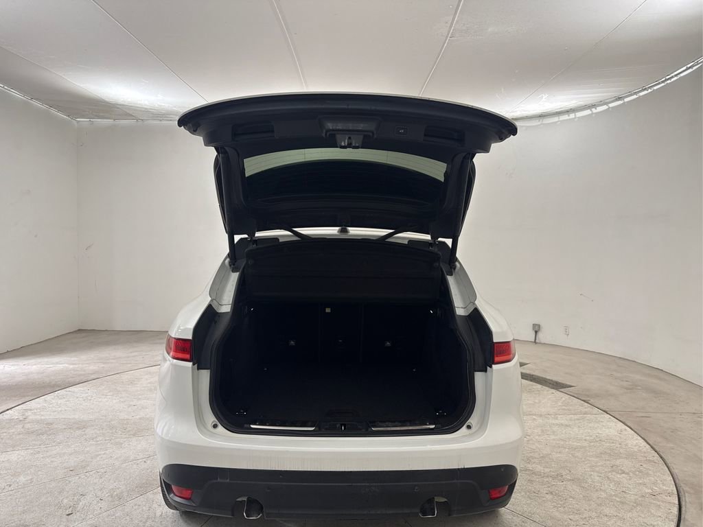 Used 2020 Jaguar F-PACE Premium image 21