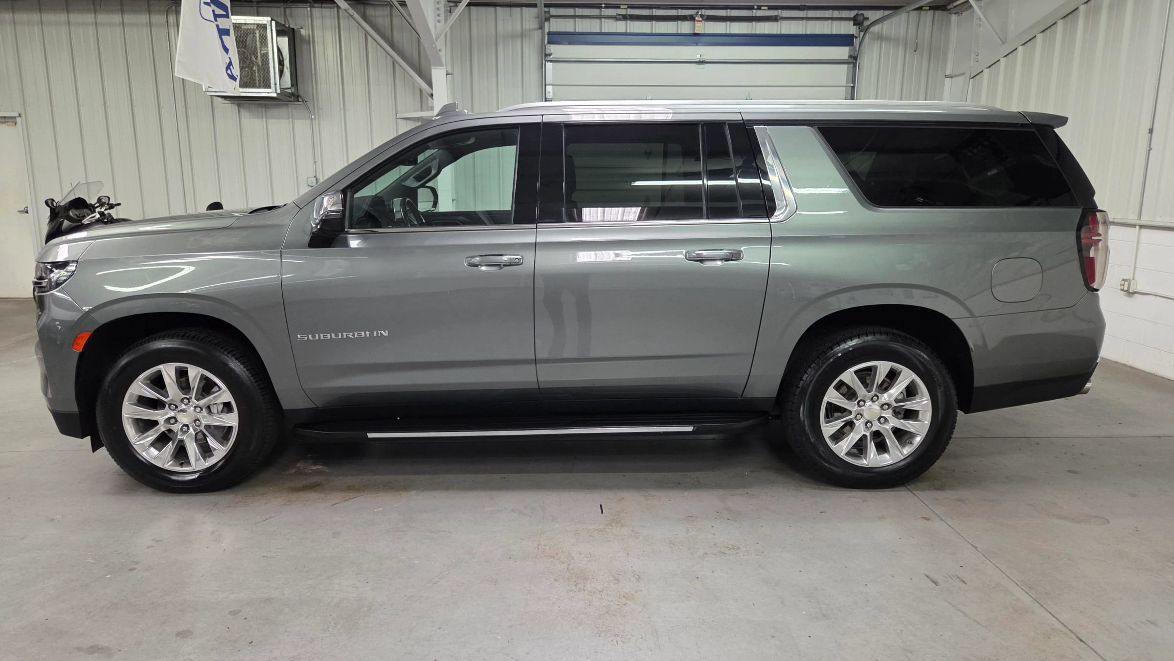 Used 2023 Chevrolet Suburban Premier RWD image 3