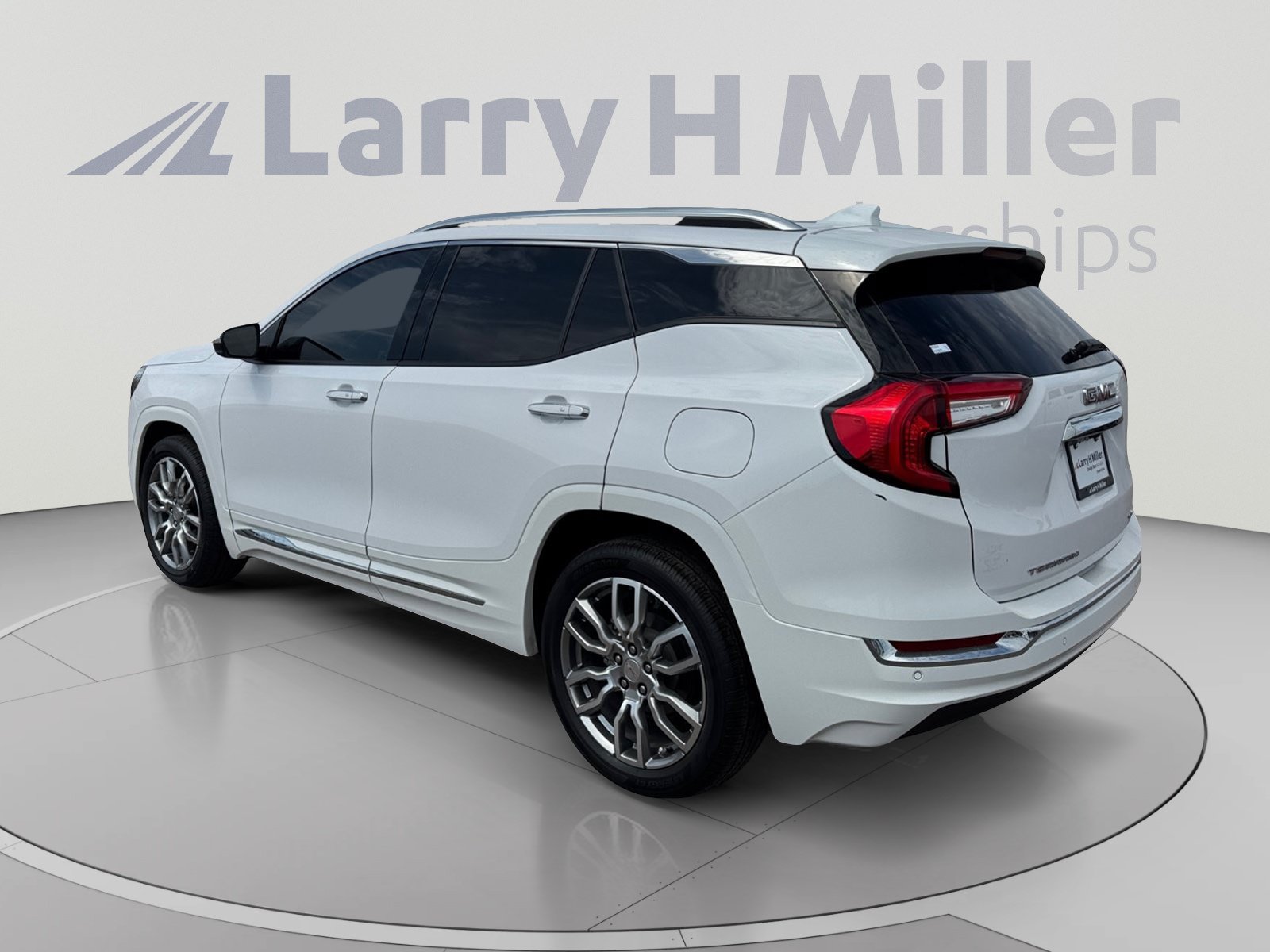 Used 2024 GMC Terrain Denali w/ Denali Premium Package AWD/4WD image 3