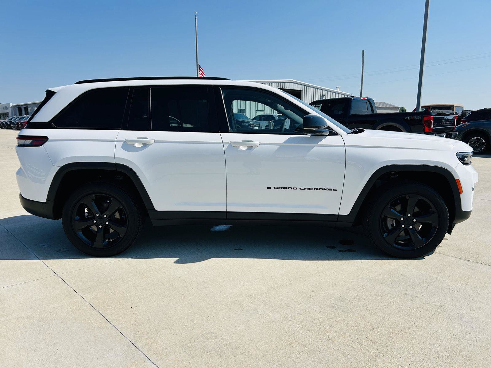 Used 2023 Jeep Grand Cherokee Altitude AWD/4WD image 39