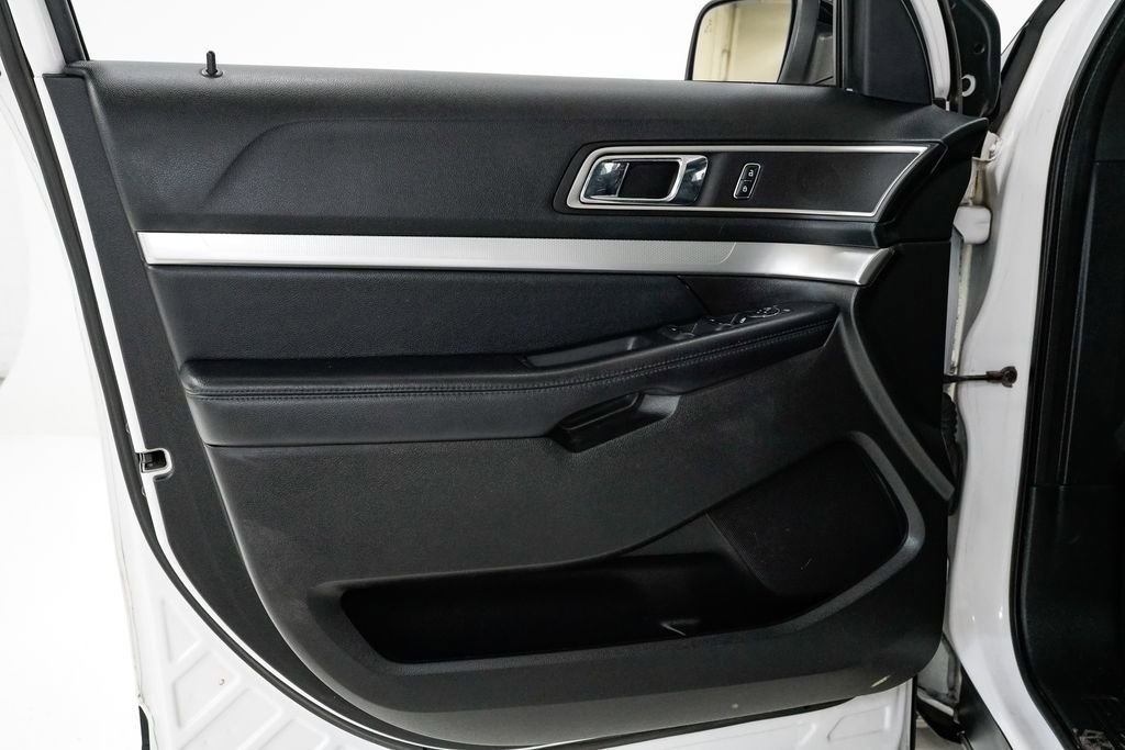 Used 2017 Ford Explorer XLT w/ Equipment Group 202A image 10