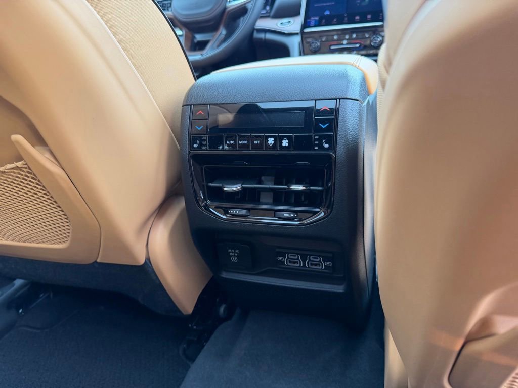 Used 2024 Jeep Grand Cherokee L Summit AWD/4WD image 39