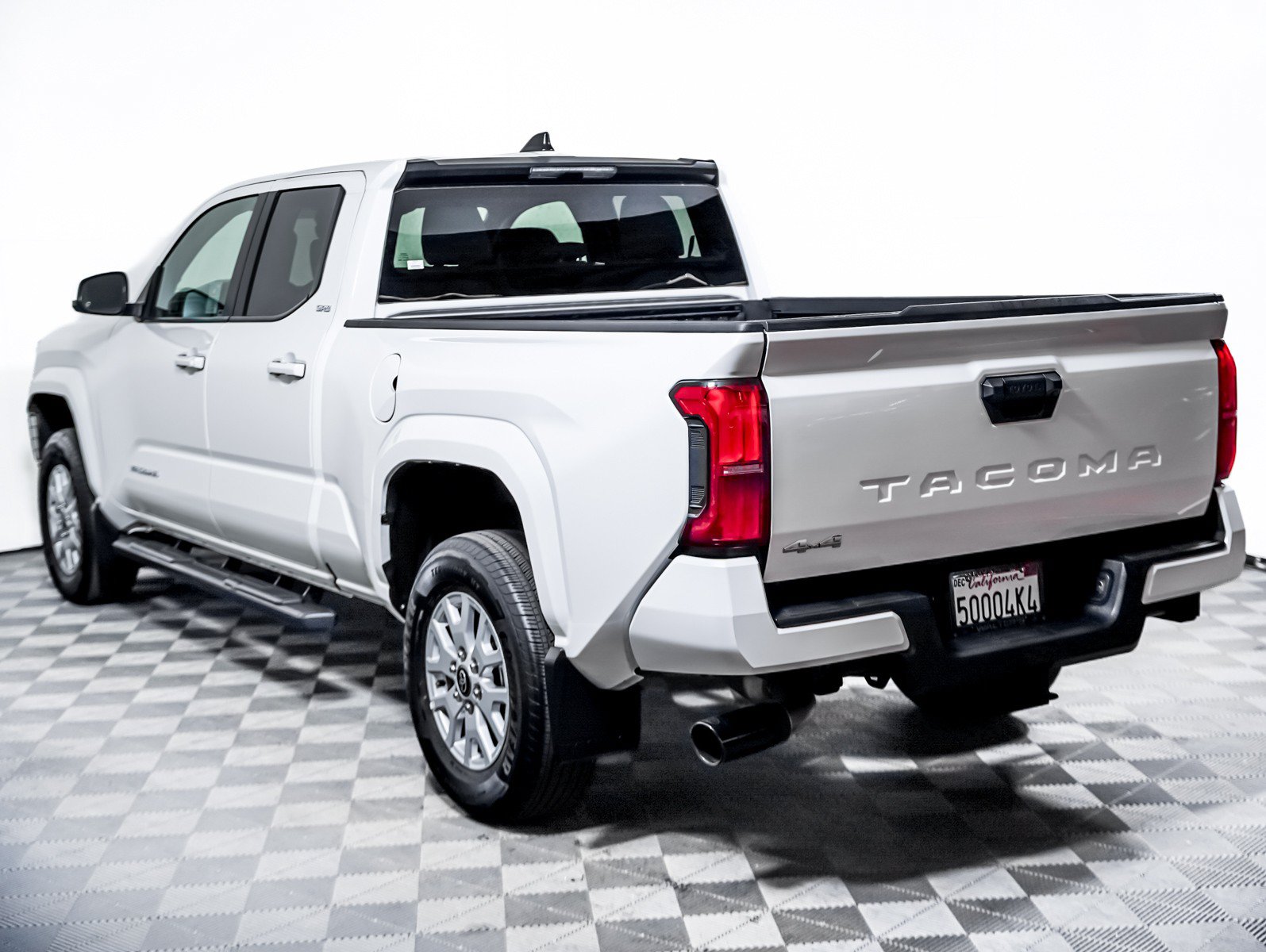 Used 2025 Toyota Tacoma SR5 AWD/4WD image 2